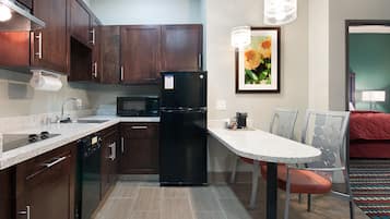 Großer Kühlschrank, Mikrowelle, Herdplatte, Geschirrspüler