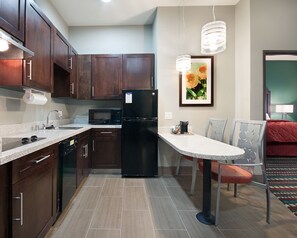 Großer Kühlschrank, Mikrowelle, Herdplatte, Geschirrspüler