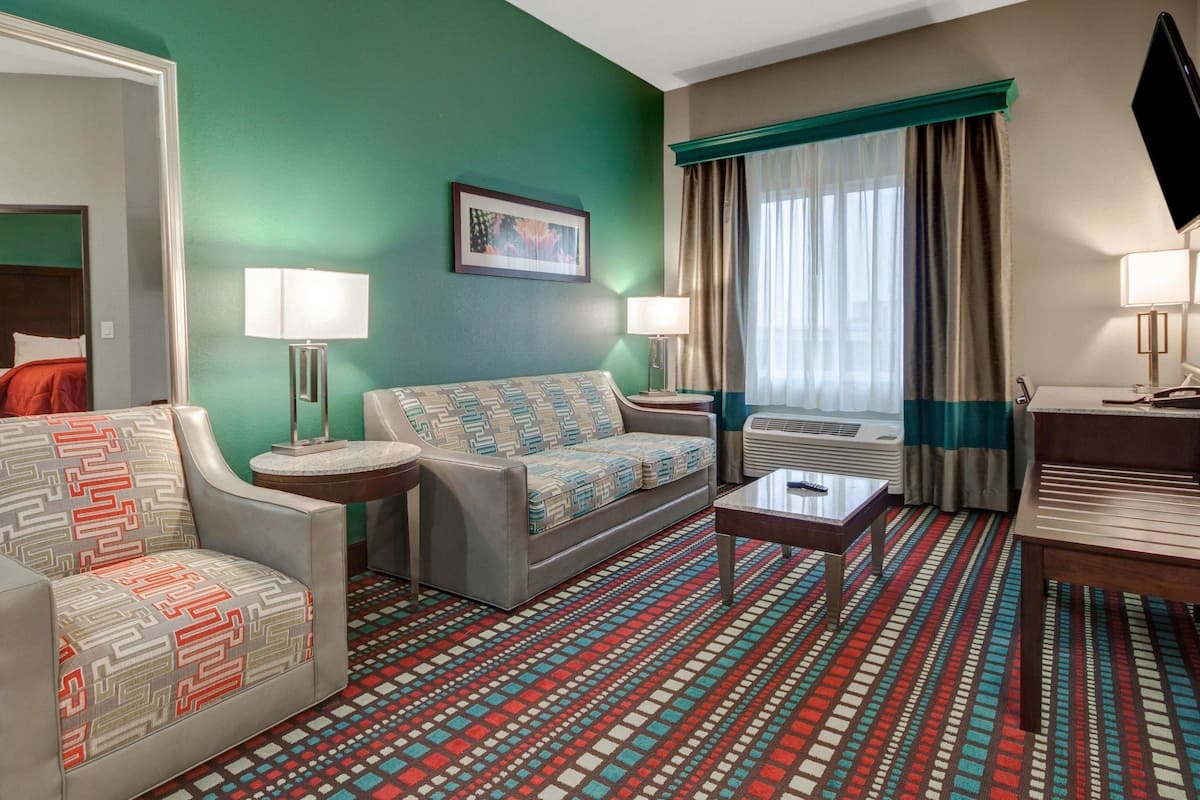 1 bedroom, premium bedding, pillow-top beds, desk