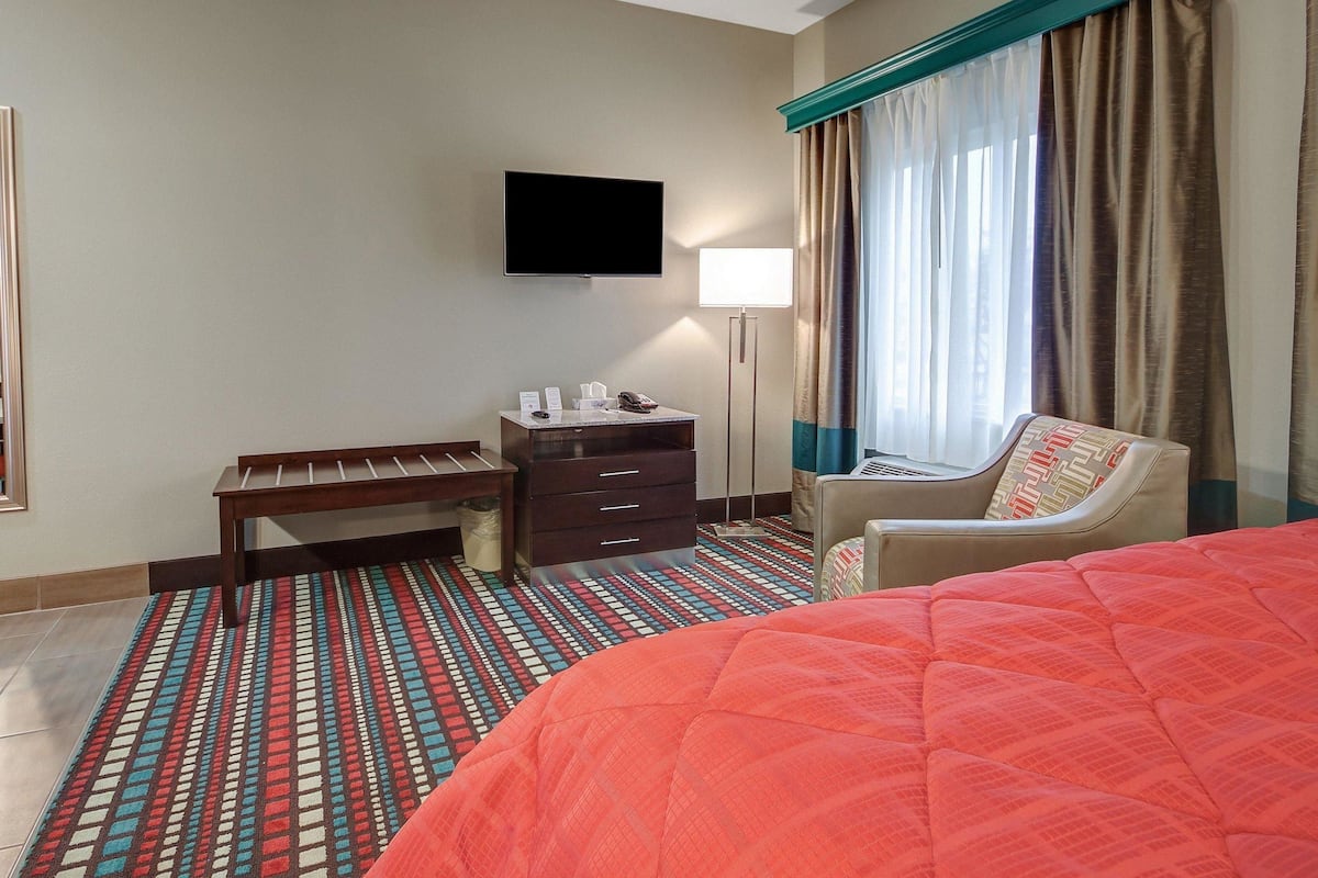 1 bedroom, premium bedding, pillow-top beds, desk