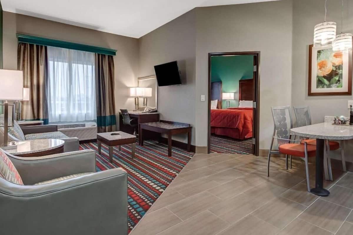 1 bedroom, premium bedding, pillowtop beds, desk