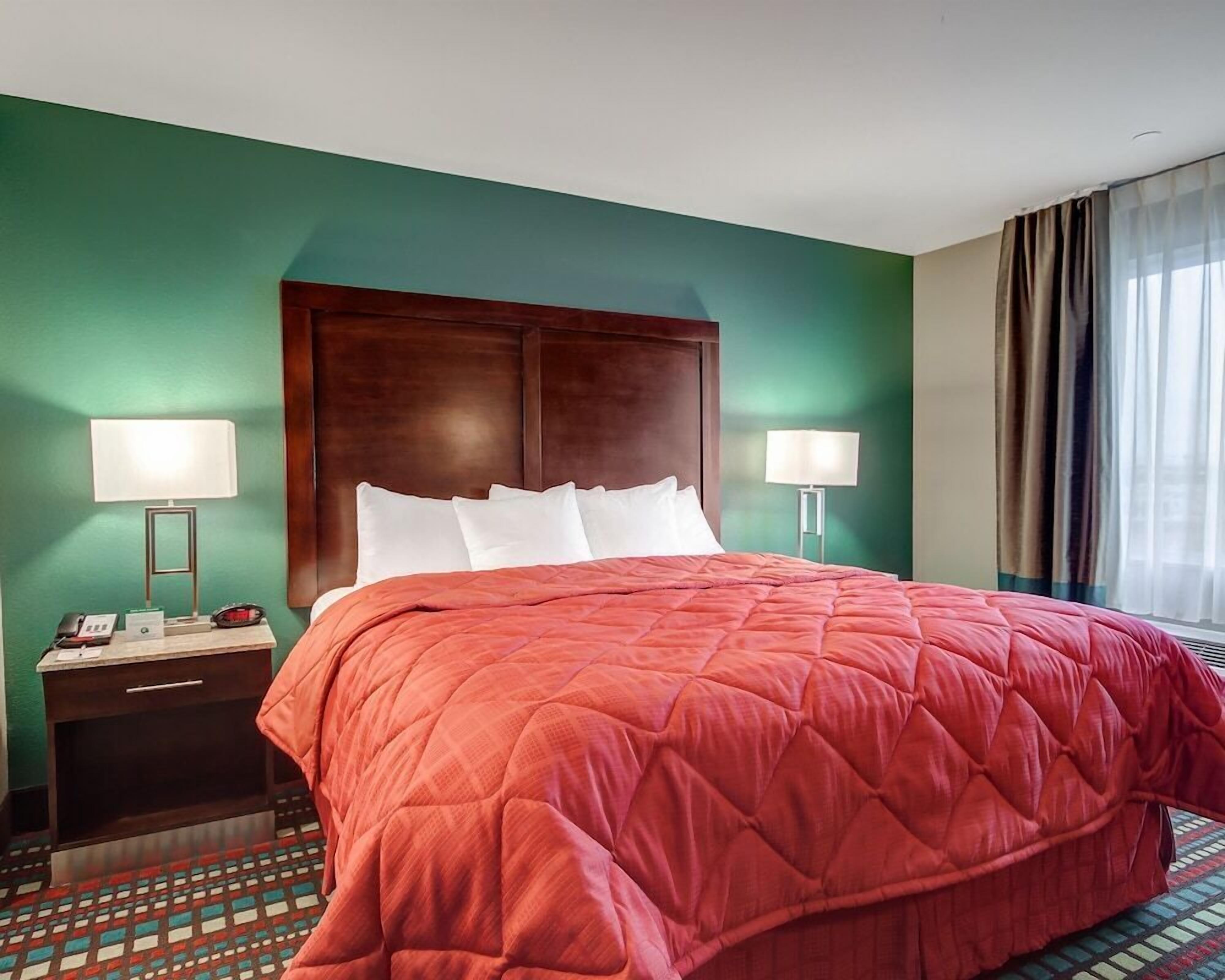 1 bedroom, premium bedding, pillow-top beds, desk