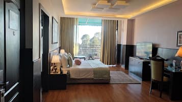 Minibar, in-room safe, desk, iron/ironing board