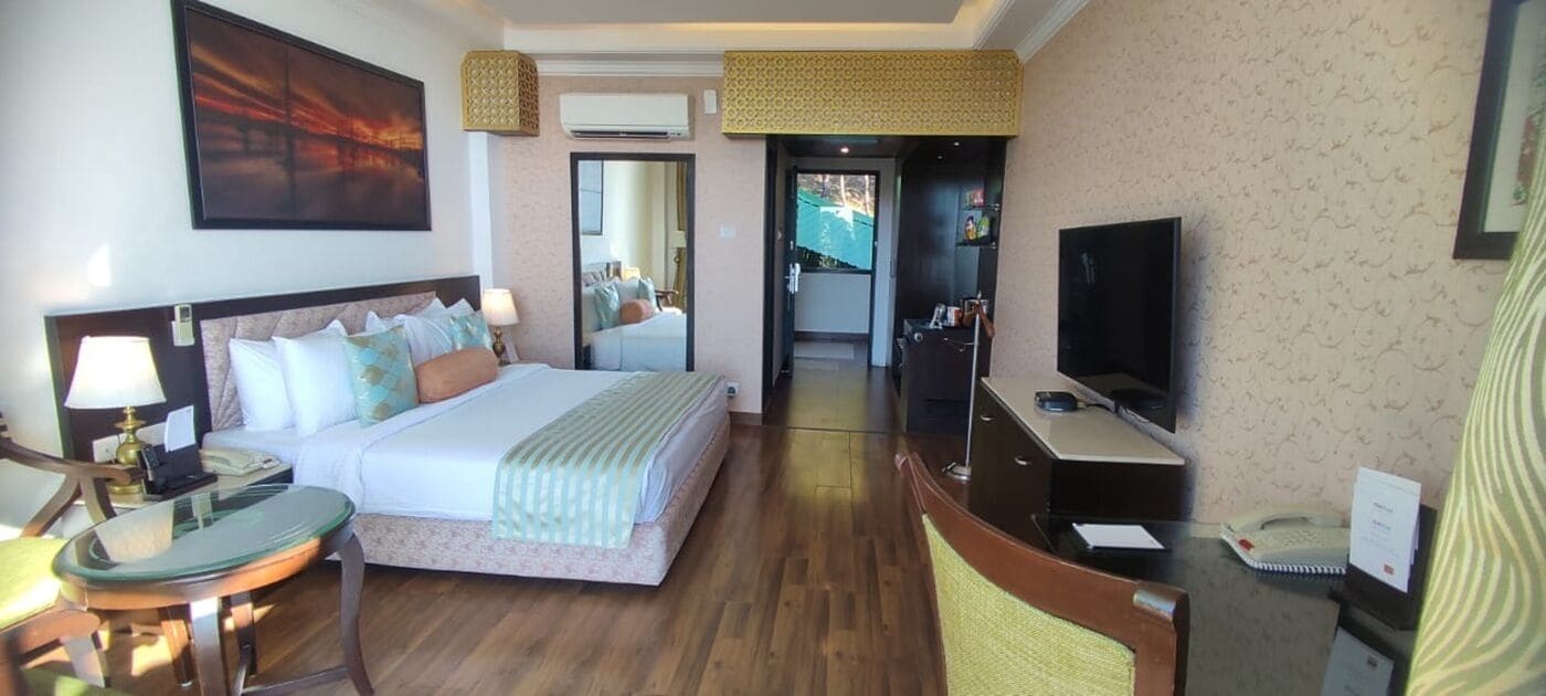 Minibar, in-room safe, desk, iron/ironing board