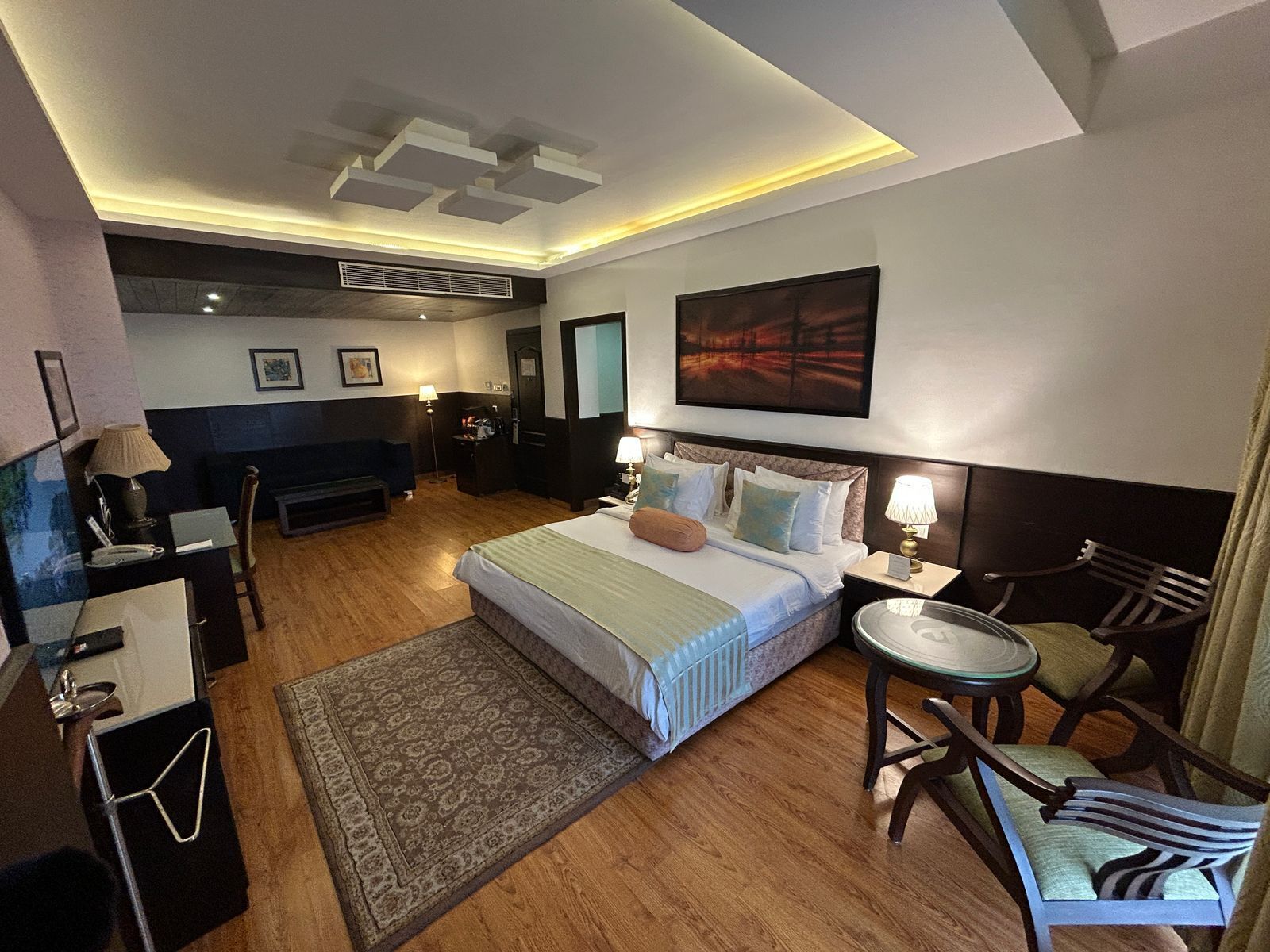 Suite, 1 Queen Bed (Junior Suites) | Minibar, in-room safe, desk, iron/ironing board