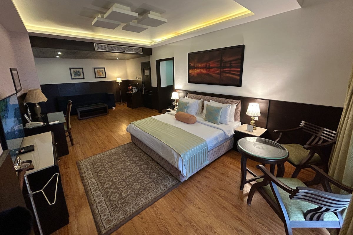 Suite, 1 Queen Bed (Junior Suites) | Minibar, in-room safe, desk, iron/ironing board