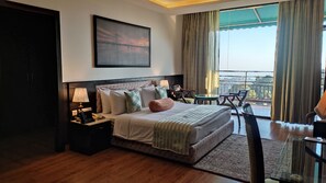 Minibar, in-room safe, desk, iron/ironing board - Fortune Park Moksha, Mcleodganj  - Member ITC Hotels' Group (Dharamshala)