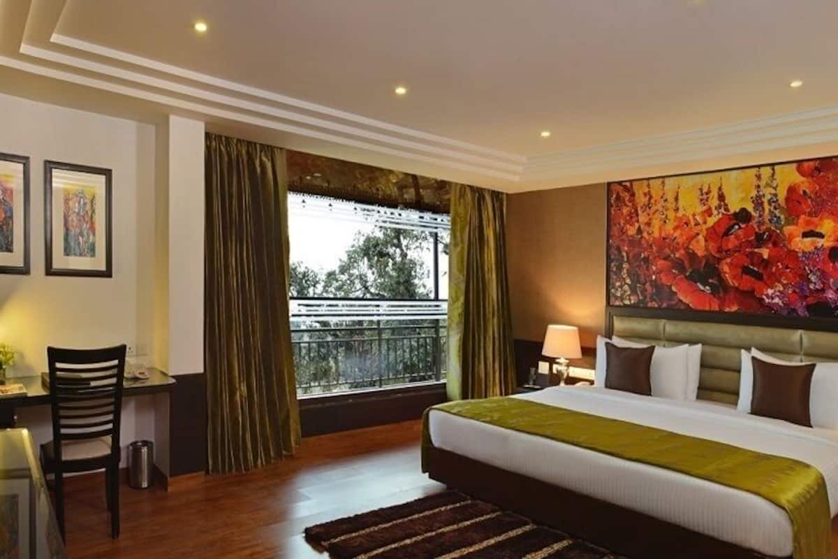 presidential room | minibar, in-room safe, desk, iron/ironing board