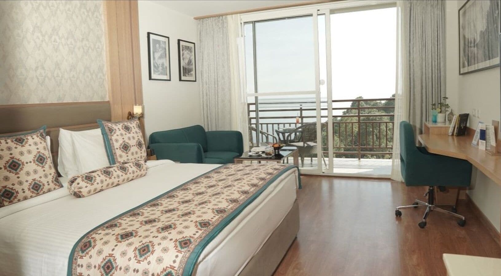 Deluxe Room, 1 King Bed (Fortune Club Room) | Minibar, in-room safe, desk, iron/ironing board