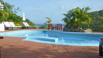 Außenpool, Sonnenschirme, Liegestühle