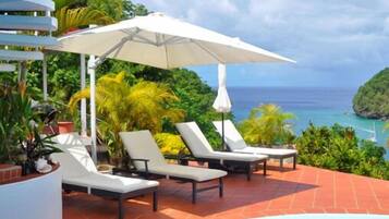 Piscine extérieure, parasols de plage, chaises longues