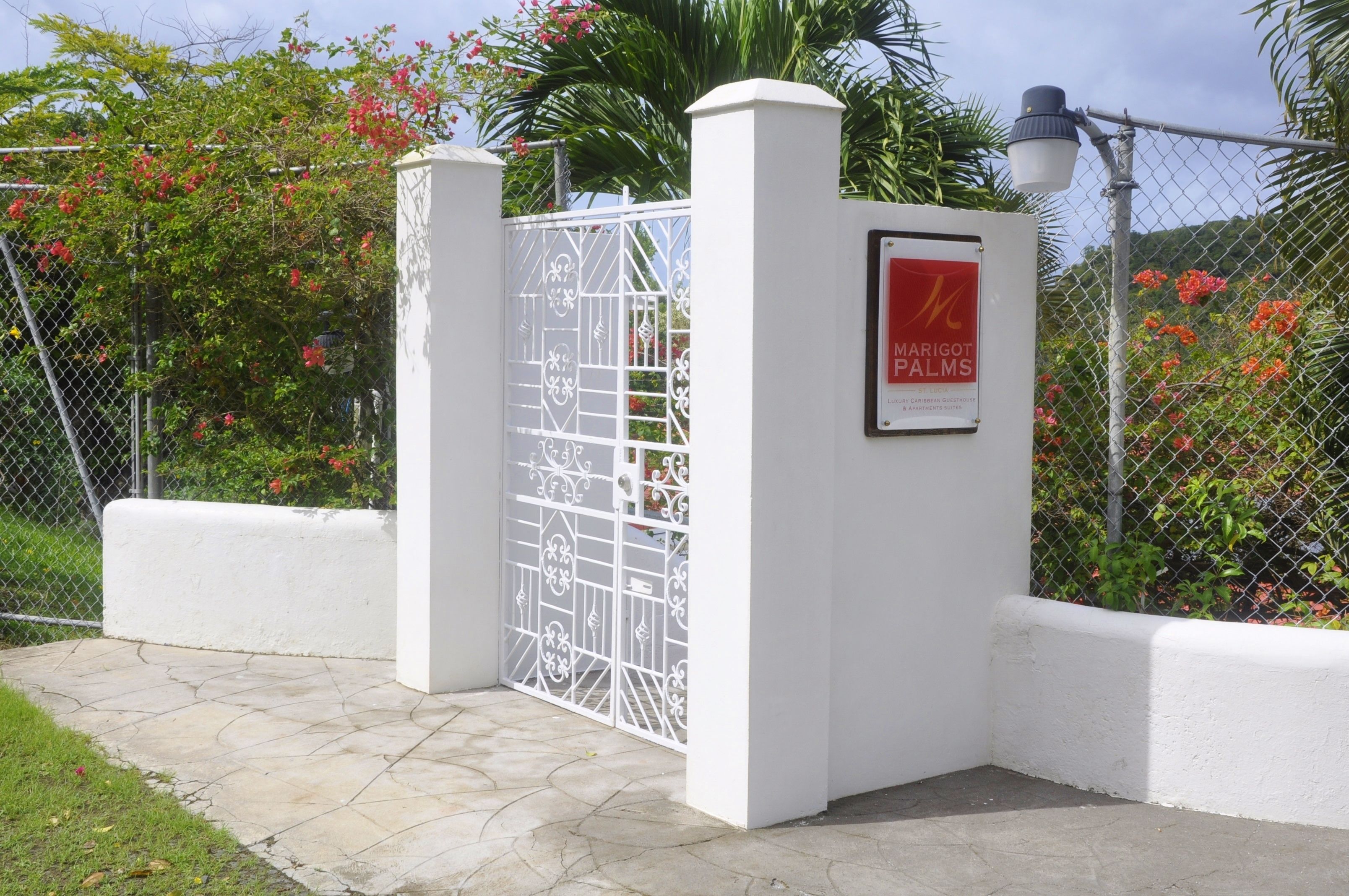 Une entrée fermée par un portail, sur laquelle on peut lire l’inscription : « Marriott Palm’s ».