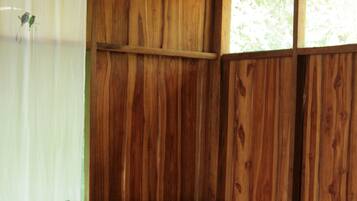 Meja, kalis bunyi, akses kerusi roda