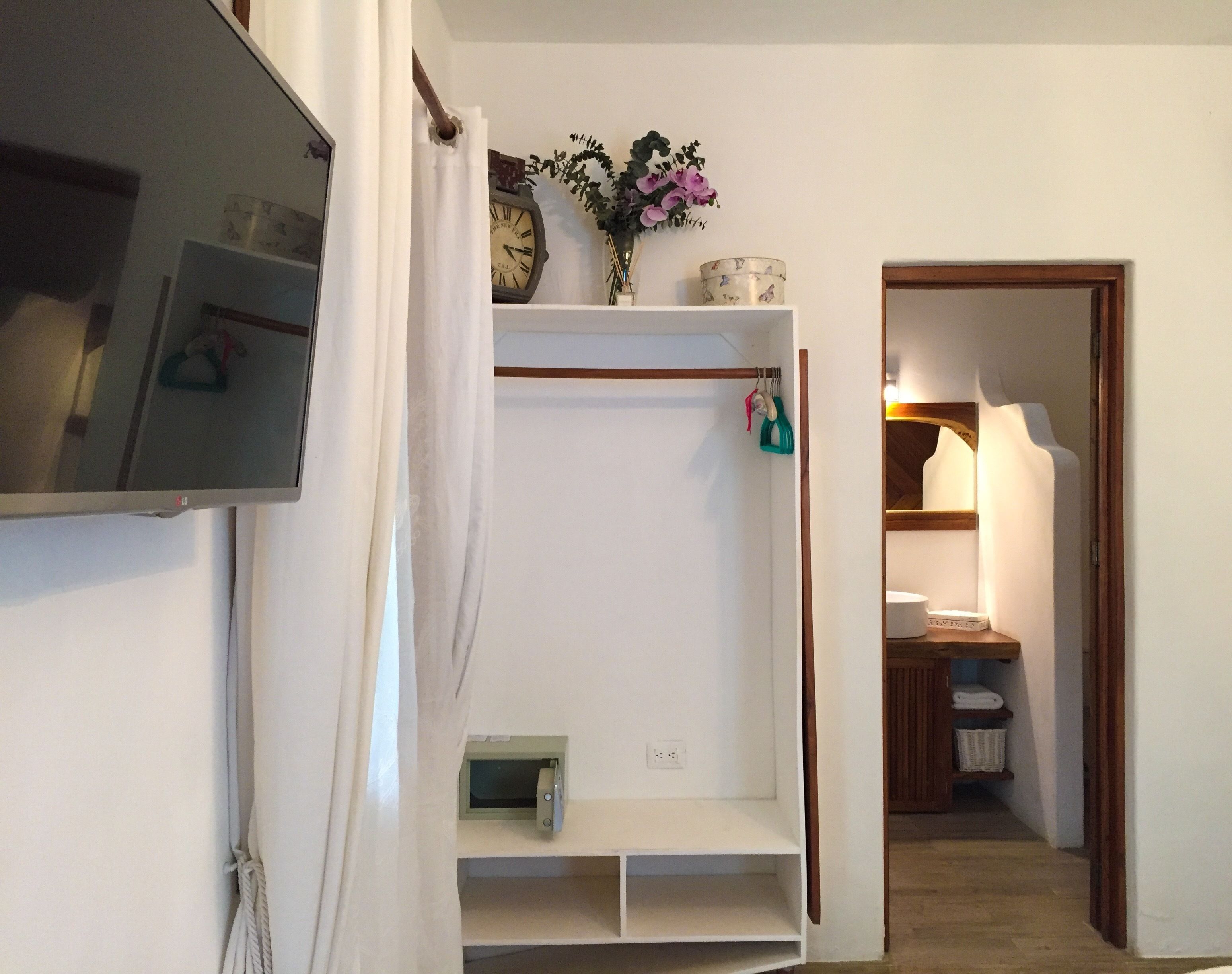 1 bedroom, egyptian cotton sheets, premium bedding, memory-foam beds