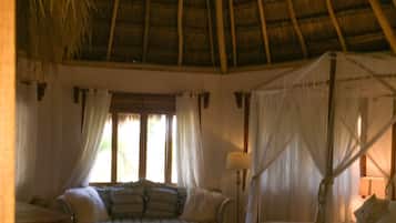 ラグジュアリー ルーム キングベッド 1 台ソファーベッド付き 浴槽 ガーデンビュー (Master Suite) | エジプト綿のシーツ、高級寝具、低反発ベッド、客室ごとに異なる装飾