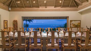 Se sirven desayunos y cocina internacional; con vista a la alberca