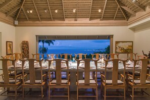 供应早餐、午餐和晚餐，国际美食，泳池景观