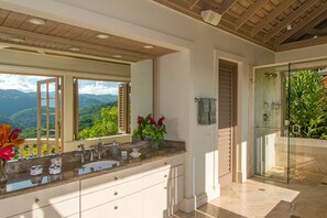 Badewanne und Dusche (separat), kostenlose Toilettenartikel