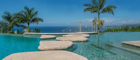 2 piscines extérieures, piscine à débordement, chaises longues