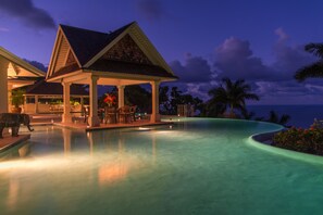 2 piscinas externas, piscina infinita, espreguiçadeiras