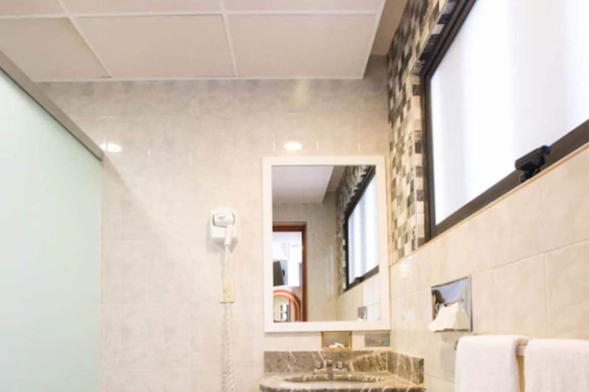 Ducha, artículos de tocador gratuitos, secador de pelo, toallas