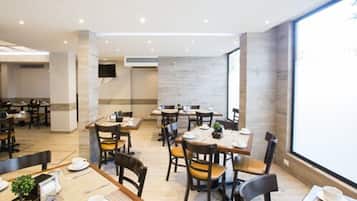 Se sirven desayunos, almuerzos y cenas; cocina internacional