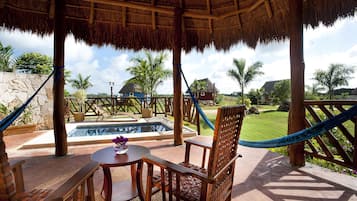 Cabaña Deluxe, 1 cama King size, alberca privada, vista al jardín (Palapa Roof) | Terraza o patio