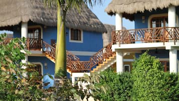高级房, 1 张特大床, 阳台, 庭院景观 (Palapa Roof) | 阳台