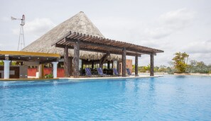 Una piscina al aire libre, tumbonas