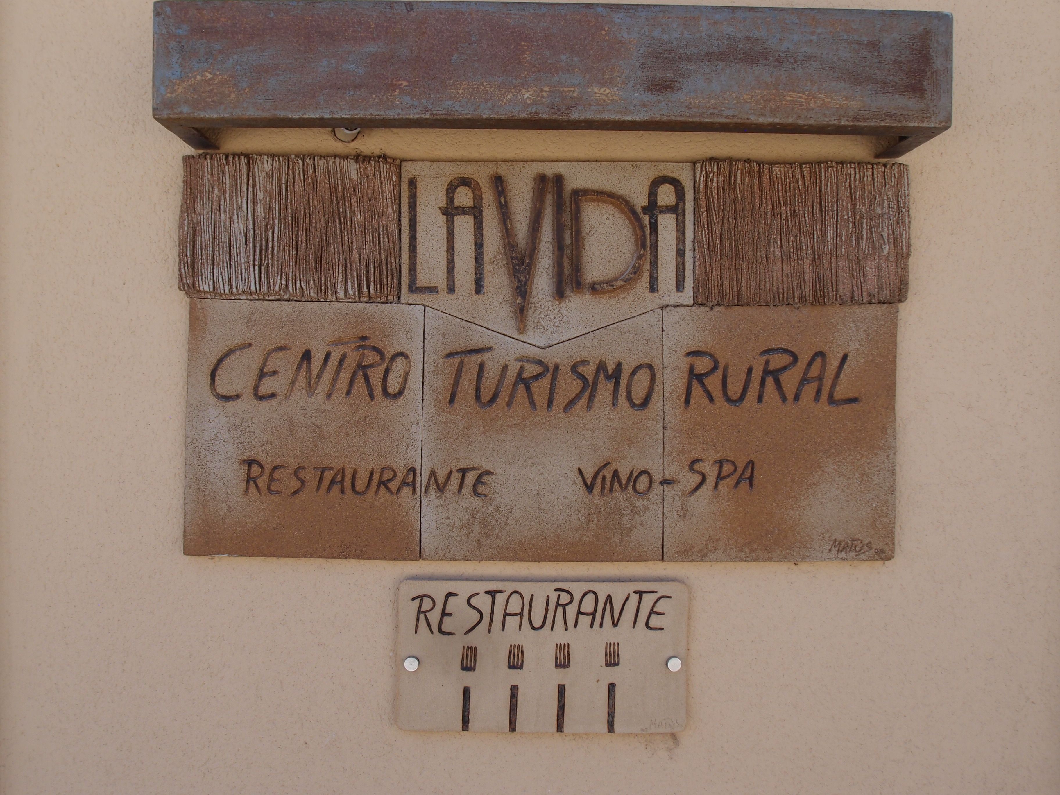 Un letrero que indica 'LAYDA' y 'CENTRO TURISMO RURAL', señalando un centro de turismo rural.