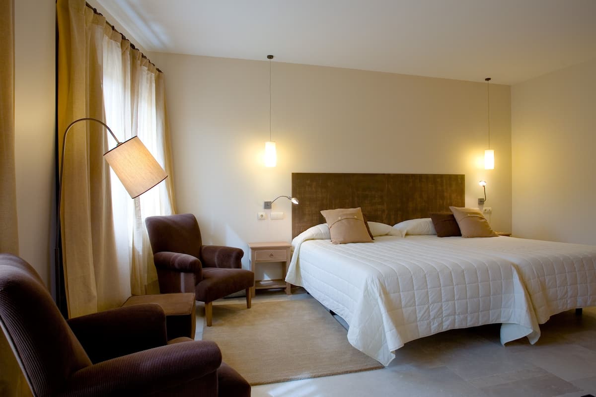 3 bedrooms, premium bedding, minibar, in-room safe