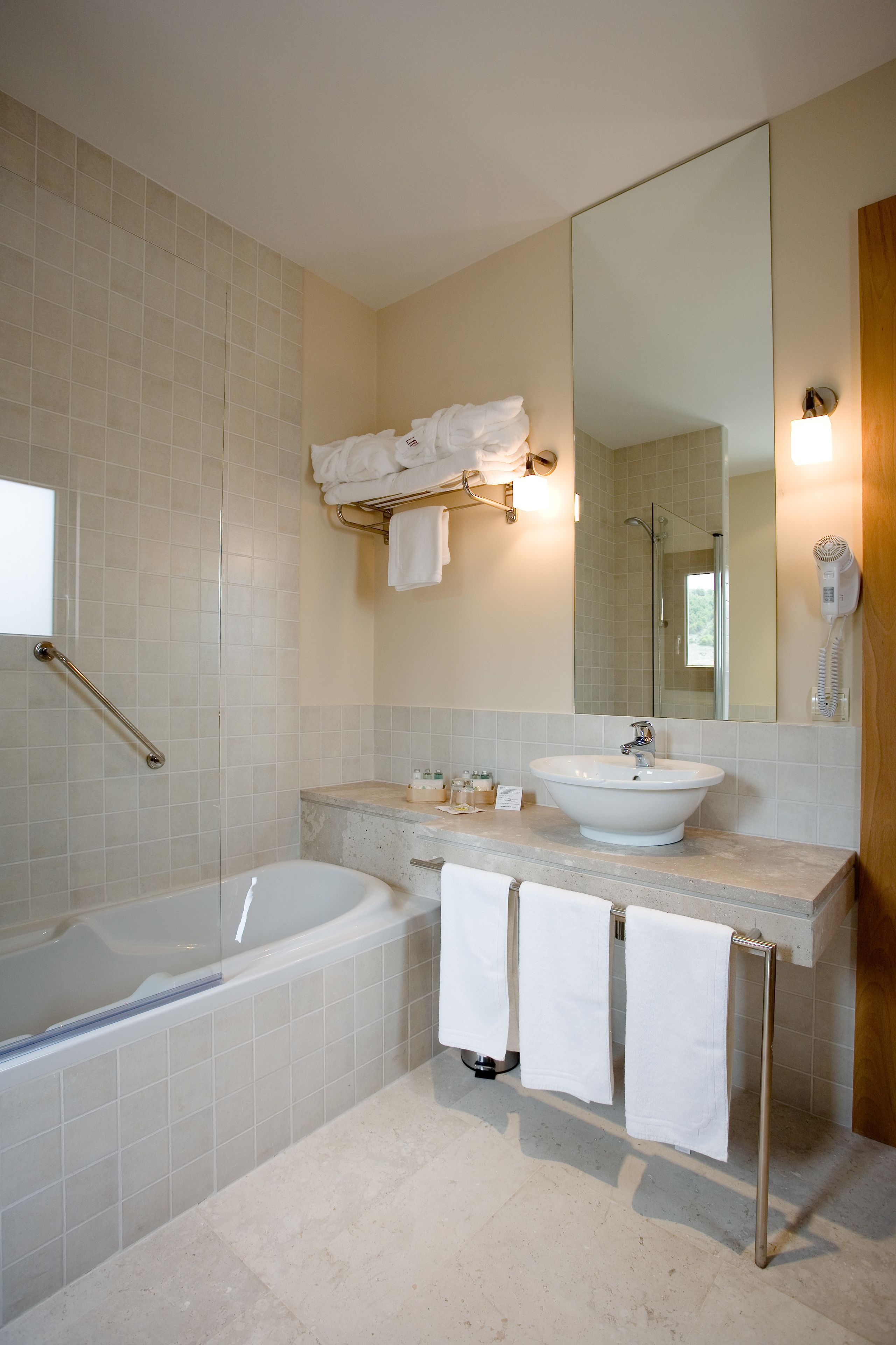 junior suite | bathroom | free toiletries, hair dryer, bidet, towels