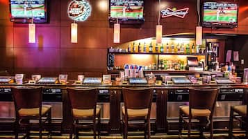 2 bars/lounges