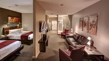 Suite Double Queen | Living area | 47-inch LCD TV with satellite channels, TV