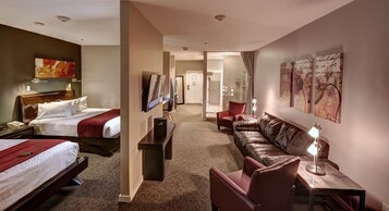 Suite Double Queen | Living area | 47-inch LCD TV with satellite channels, TV