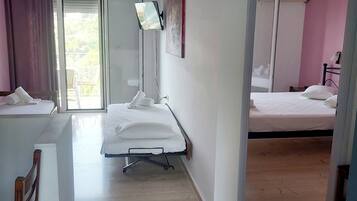 Apartemen, 1 kamar tidur, pemandangan laut | Setrika/meja setrika dan tempat tidur bayi gratis