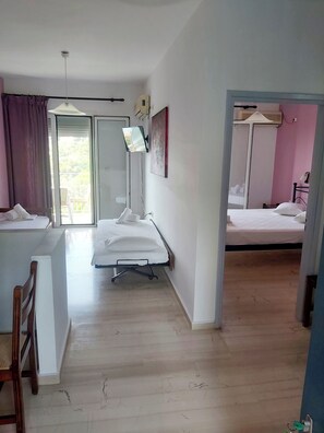 Apartemen, 1 kamar tidur, pemandangan laut | Setrika/meja setrika dan tempat tidur bayi gratis