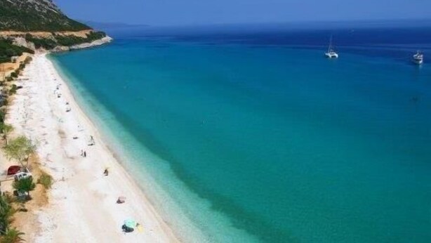 A beach with clear turquoise water and a sandy shore. - Filoxenia Hotel & Apartments (Kefalonia)