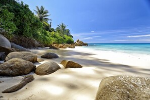 Una spiaggia nelle vicinanze
