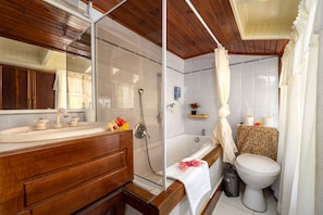 Honeymoon-Suite | Badezimmer | Duschwanne, kostenlose Toilettenartikel, Haartrockner, Bademäntel