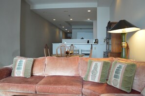 Apartment, 1 Queen Bed, Private Bathroom, Sea View | Living area