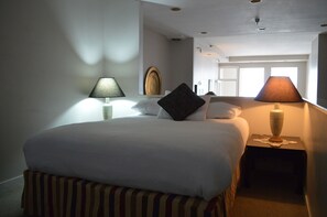 Apartment, 1 Queen Bed, Private Bathroom, Sea View | Iron/ironing board, free WiFi - Pensione Nichols (Seattle)