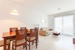 Apartment, 3 Schlafzimmer (6 people) | Wohnzimmer | Flachbildfernseher