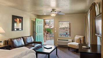 King Standard Accessible (Possible Road Noise) | 1 chambre, draps italiens Frette, literie de qualité supérieure