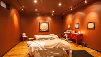 Couples treatment rooms, hot tub, body treatments, aromatherapy