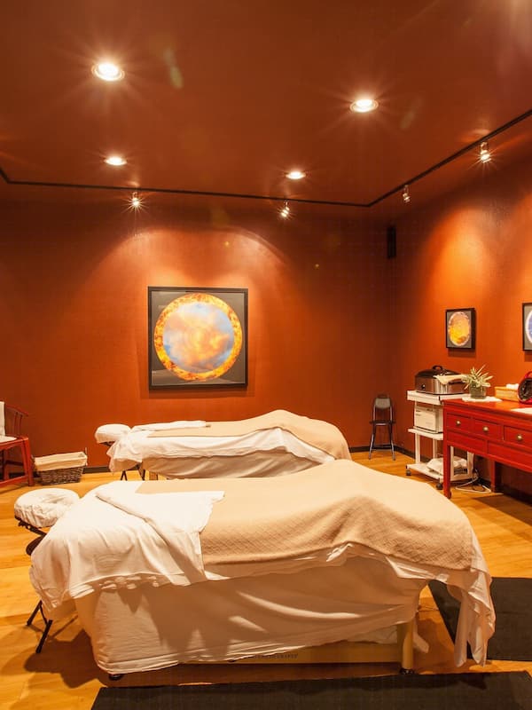 Couples treatment rooms, hot tub, body treatments, aromatherapy