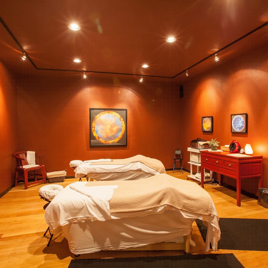 Couples treatment rooms, hot tub, body treatments, aromatherapy