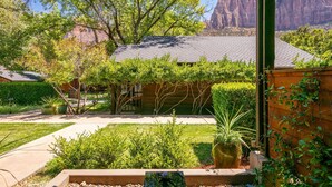 A house with a garden, a patio, and a view of a mountain. - Flanigan's Resort and Spa (Springdale)