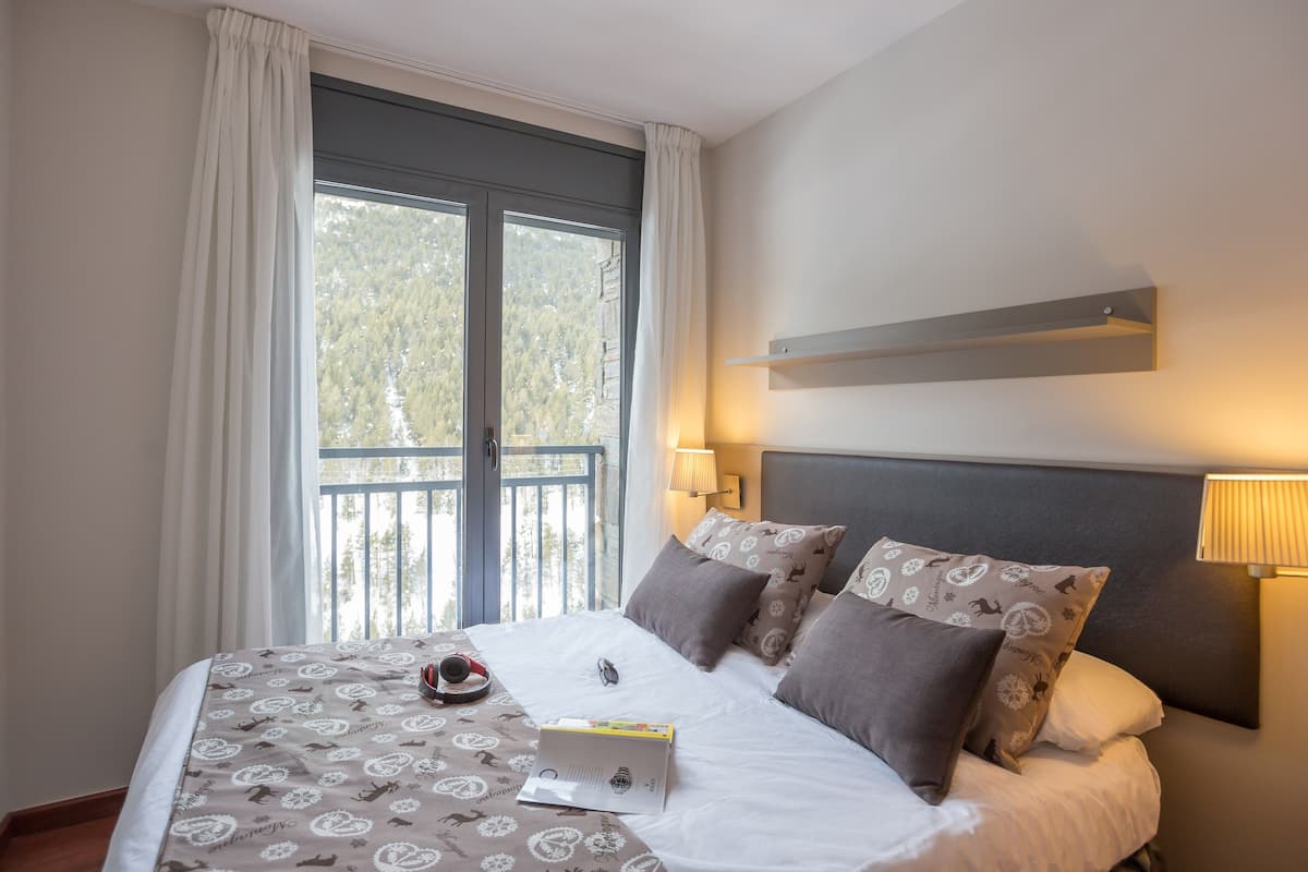 Apartamento, 2 habitaciones (6 pax) | Cortinas opacas, tabla de planchar con plancha, cunas (de pago)