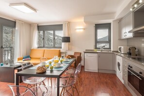 Apartamento, 2 quartos (5 pax) | Área de estar | TV de plasma